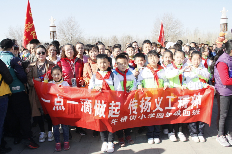 小学生志愿者积极参与关爱活动.JPG
