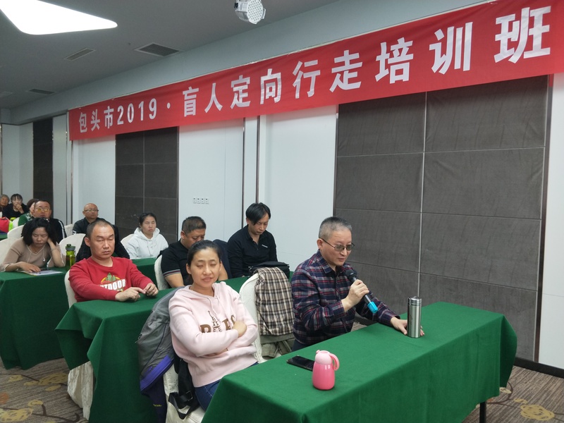 盲协主席许根福与老师互动.jpg