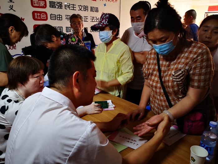 02中医医院医生为残疾人进行现场评估.jpg