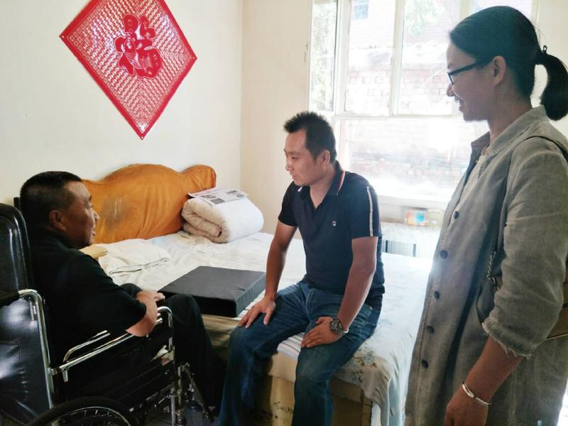 白云矿区副区长武志强走访慰问贫困残疾人家庭 - 包头市残疾人联合会